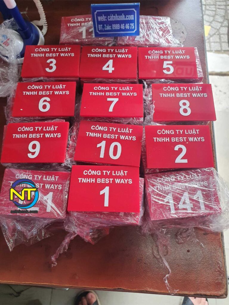 Thẻ xe mica đỏ đánh số công ty