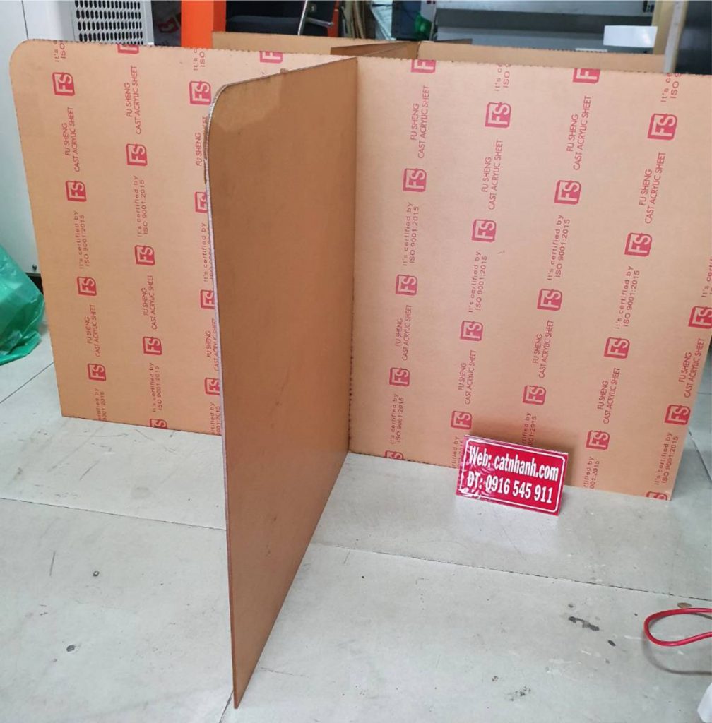 Tấm mica ngăn giọt bắn bàn làm việc