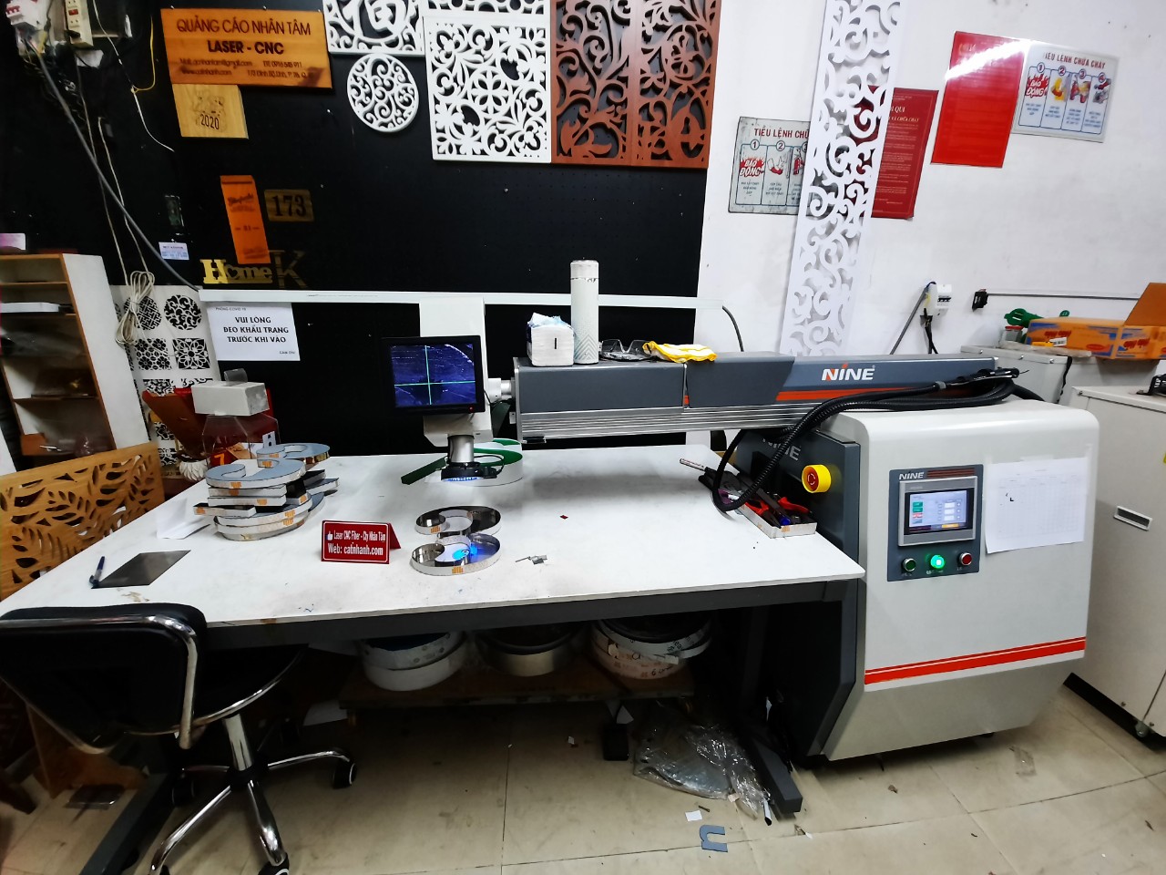 Máy cắt laser fiber NINE tại xưởng Nhân Tâm