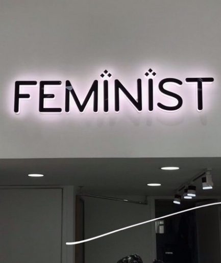 Chữ tôn sơn đen hắt sáng FEMINIST