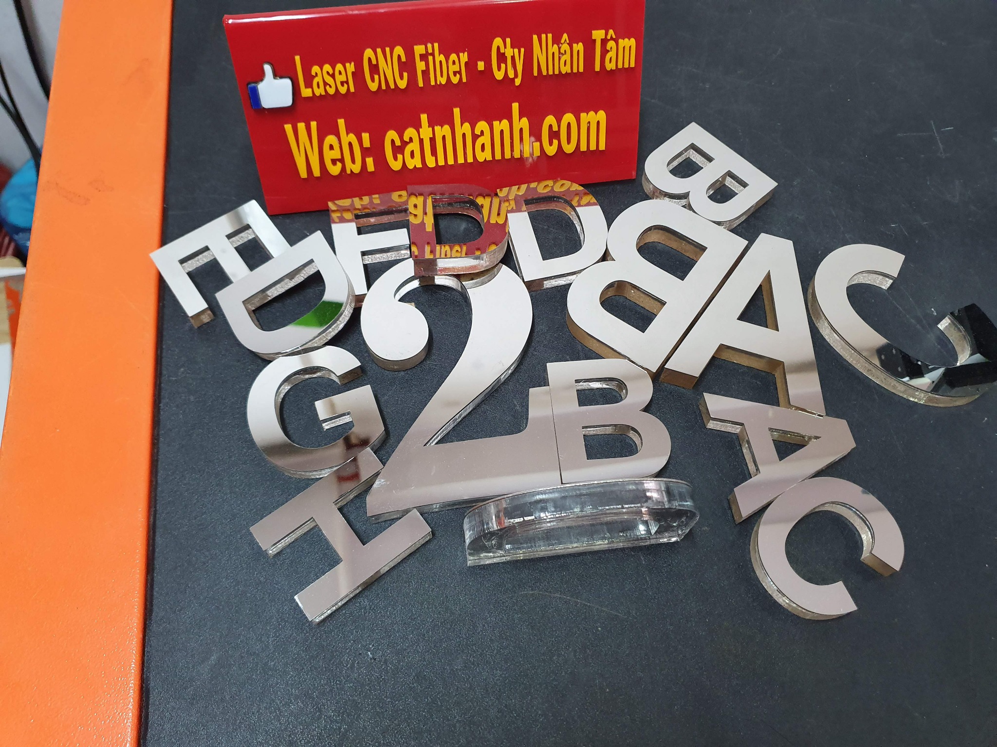 Chữ inox dán đế mica cắt laser