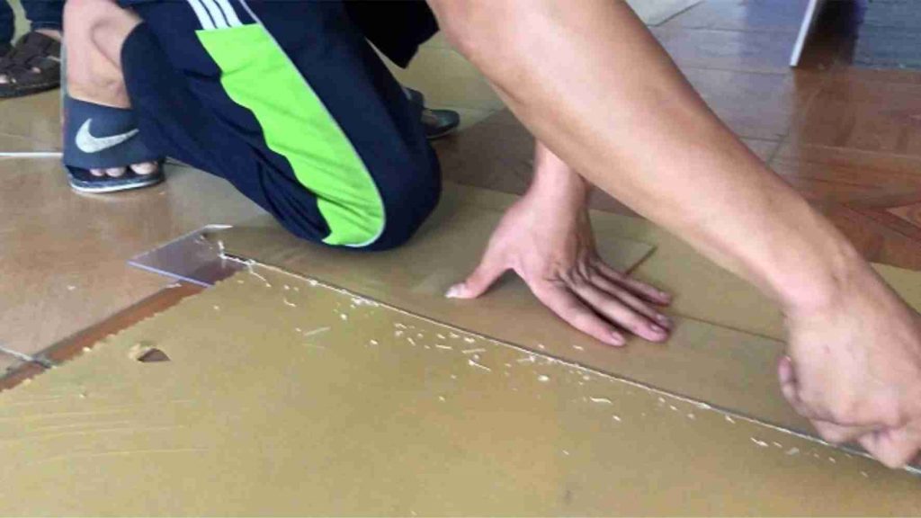Cắt tấm mica bằng dao rọc giấy