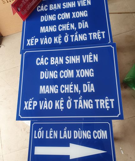 Bảng thông báo mica xanh